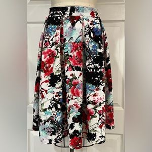 Haute Monde white floral pleated knit skirt with elastic waist, sz M